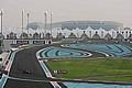 Einzigartig auf der Welt: Die Formel-1-Rennstrecke Yas Marina Circuit in Abu Dhabi. Foto: L. Gorys/auto-reporter.net 